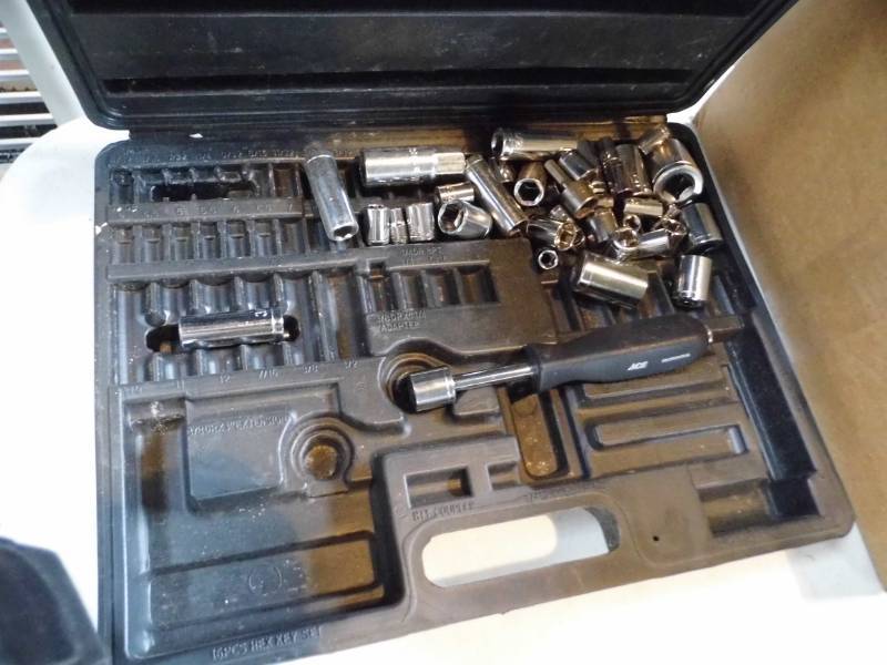lot 37 image: Flashlights - Black & Decker Jig Saw
