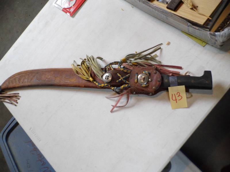 lot 43 image: Machette wHolster