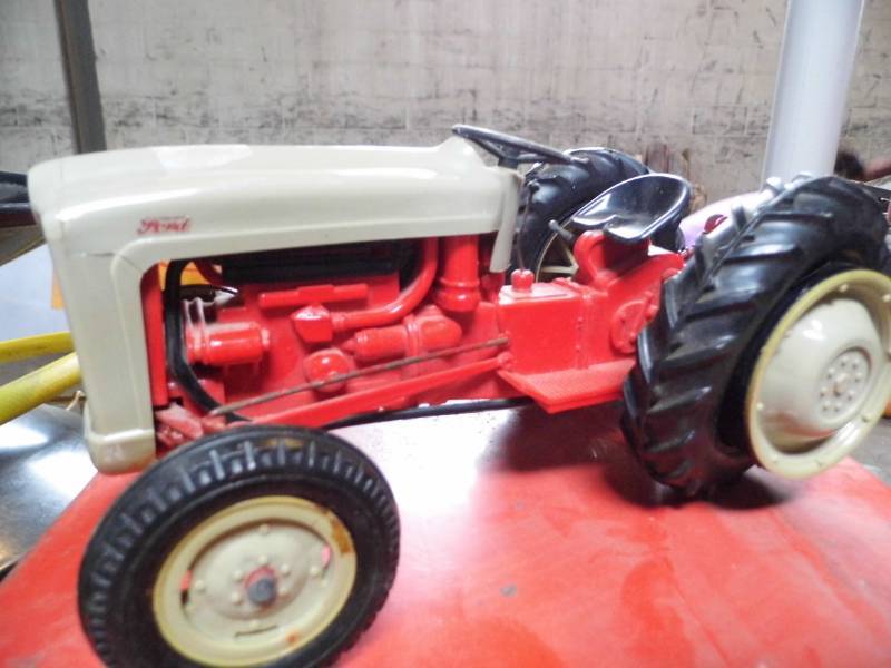lot 50 image: Ford Tractor