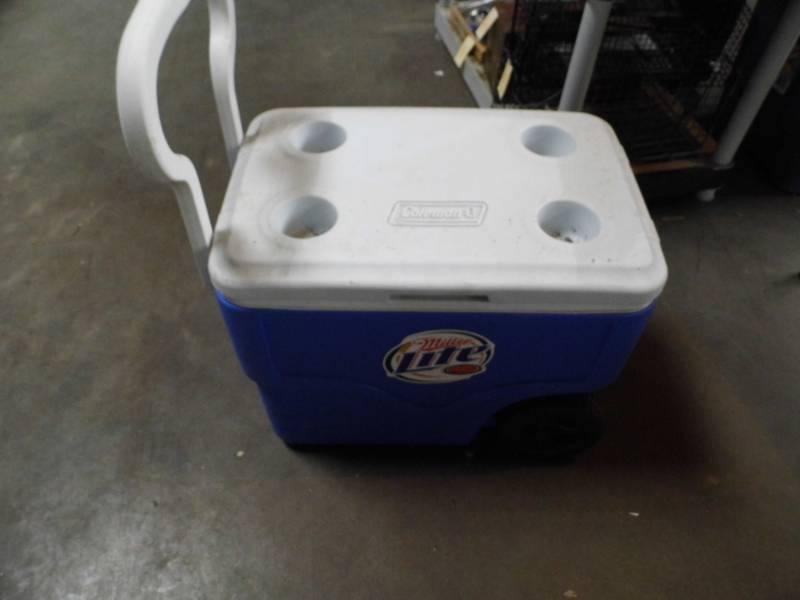lot 61 image: Rolling Cooler