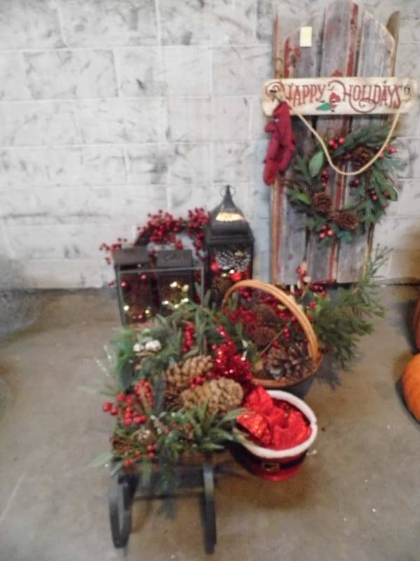 lot 72 image: Christmas Decor