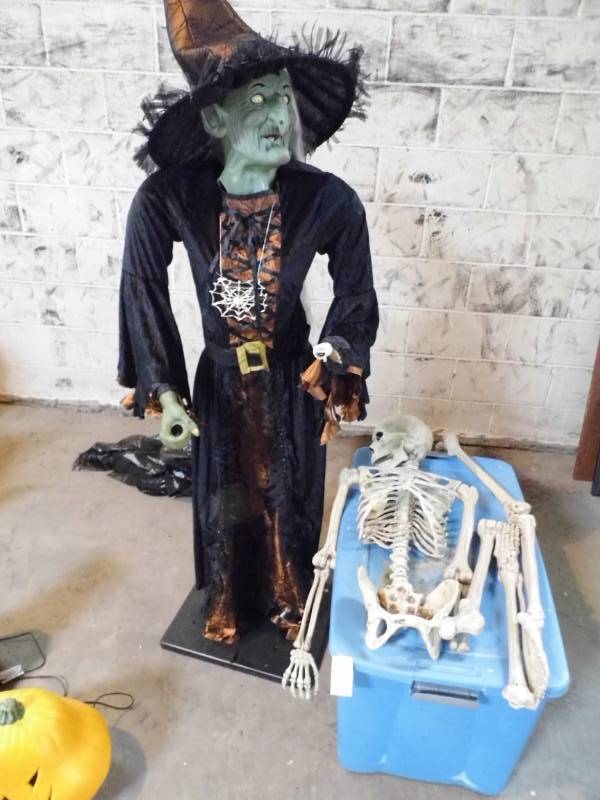 lot 76 image: Halloween Decor