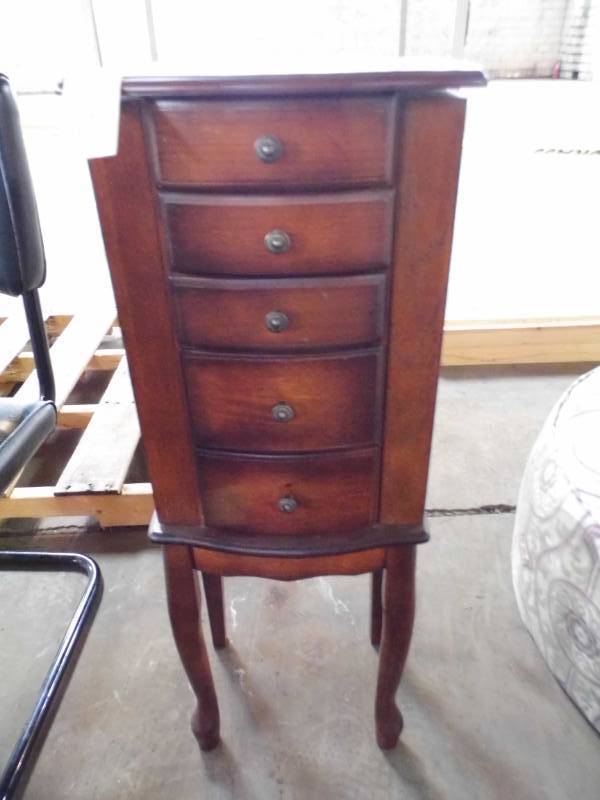 lot 115 image: Jewelry Box