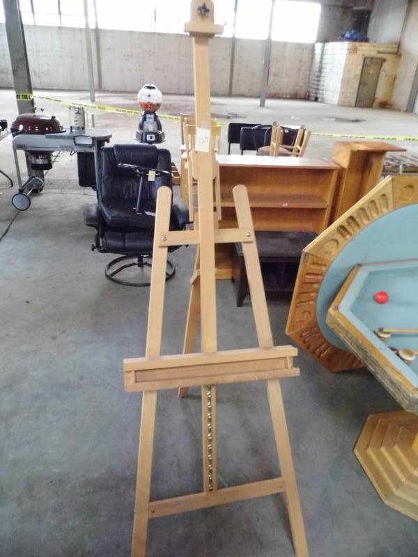 lot 123 image: Easel