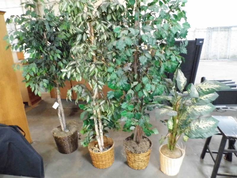 lot 129 image: Lot of 5 Artificial Plants  Trees