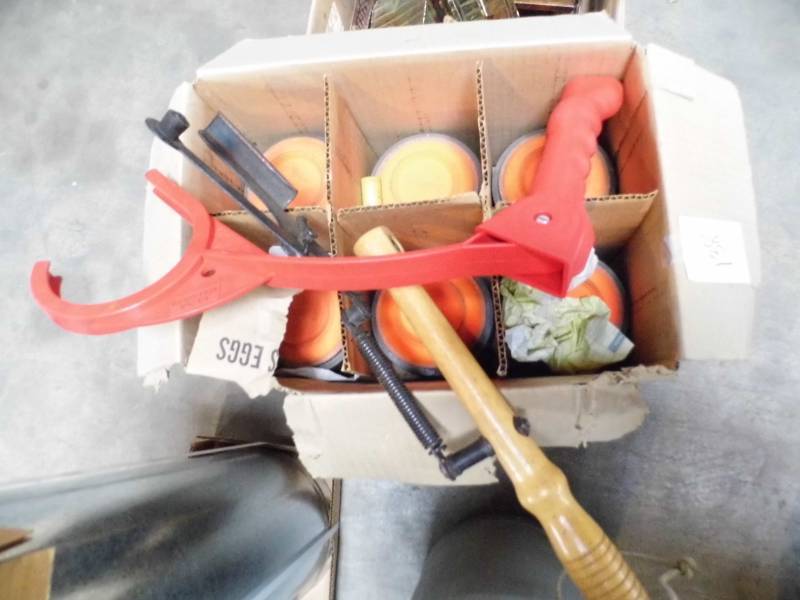 lot 138 image: Clay Pigeons - Throwers