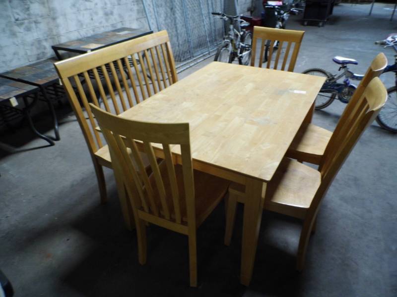 lot 162 image: Table w 4 Chairs - Bench
