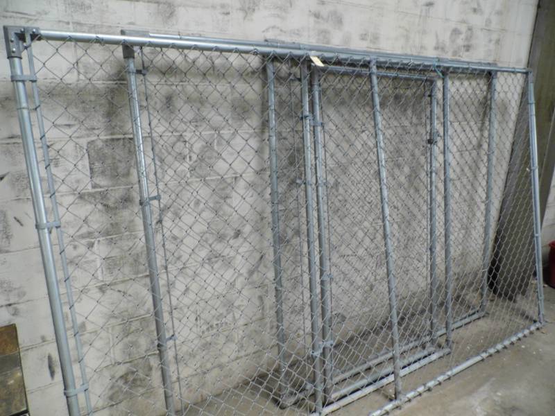 lot 166 image: Dog Kennel Panels