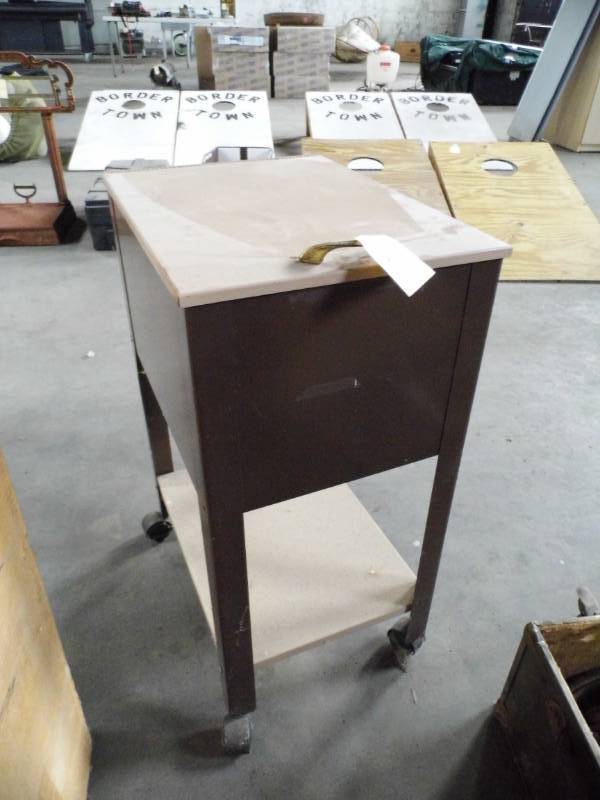 lot 214 image: Rollilng Metal Cabinet
