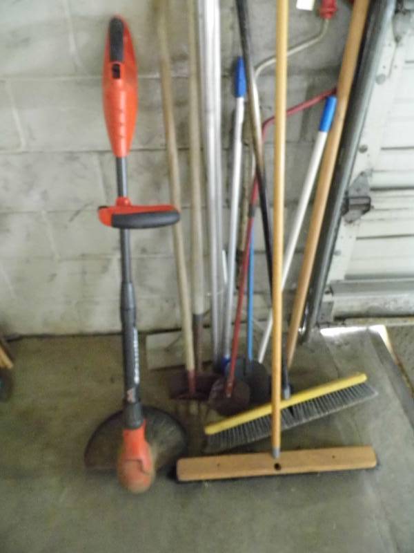 lot 237 image: Augers - Yard tools - Broom