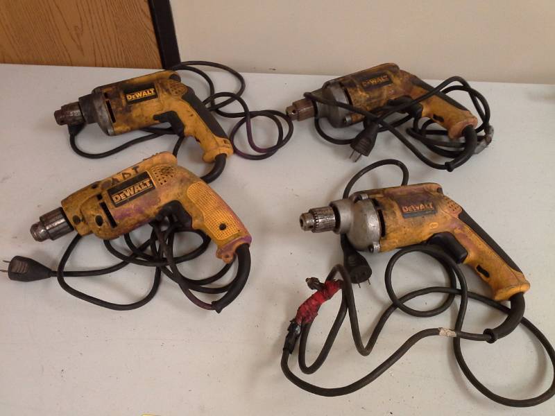 lot 17 image: Lot of (4) DeWalt DW217 14in. VSR Drill, D21002 38in. VSR Drill