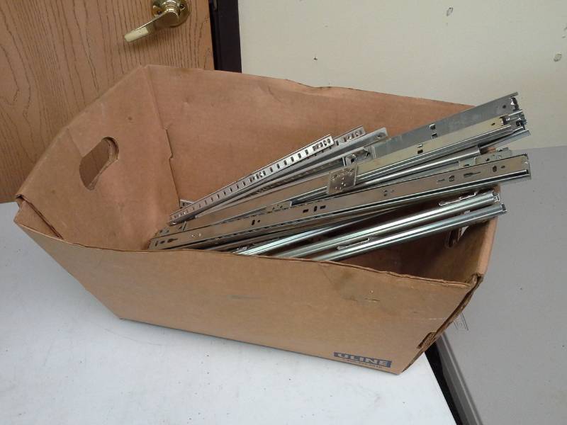 lot 11 image: 21.5in. Metal Drawer Slides