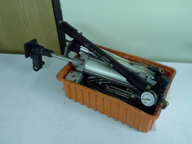 lot 13 image: Norgren W72M-2AN-NNC Pressure Gauge, Schrader-Bellows Econo-Ram II FW2A102521, Cylinders