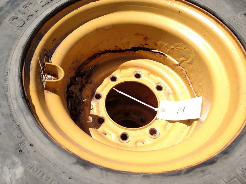 lot 14 image: (4) Caterpillar Skid Loader Tires o...