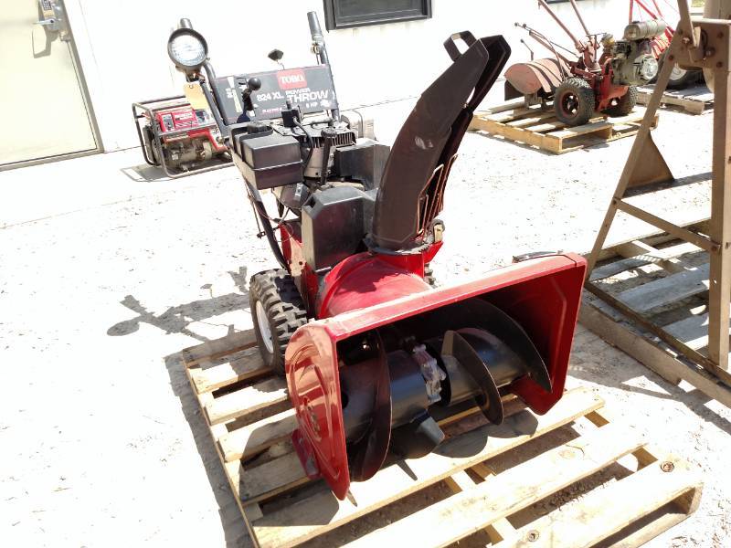 lot 22 image: Toro  824 XL Snow Blower, Electric ...