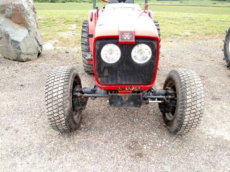 lot 72 image: 2008 Massey Ferguson Model 1528 Uti...