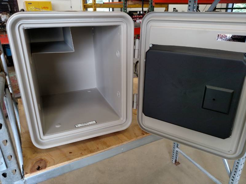 lot 84 image: Sentry Model 1250 Safe with Combina...
