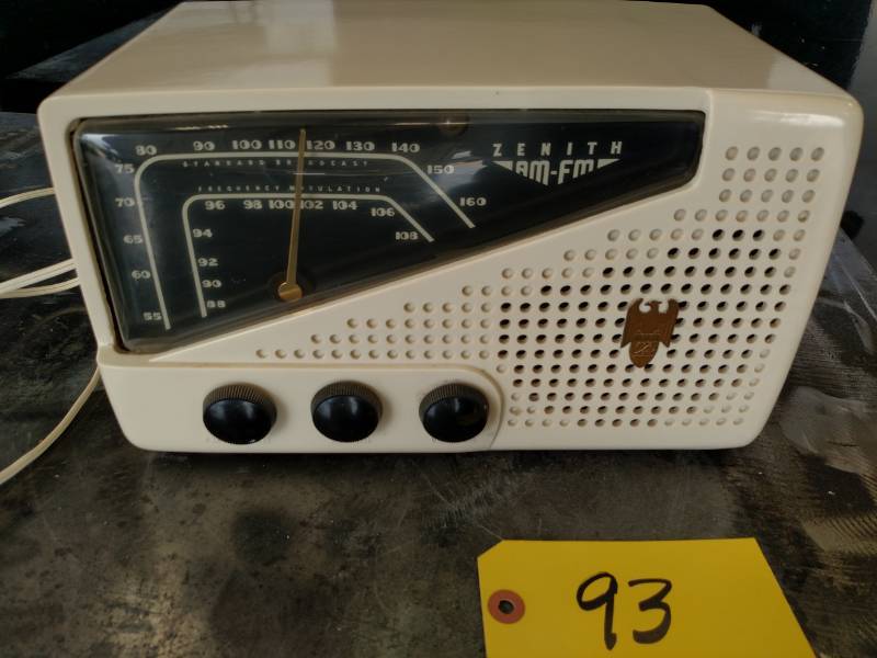 lot 93 image: Vintage Zenith AMFM Radio, Works...