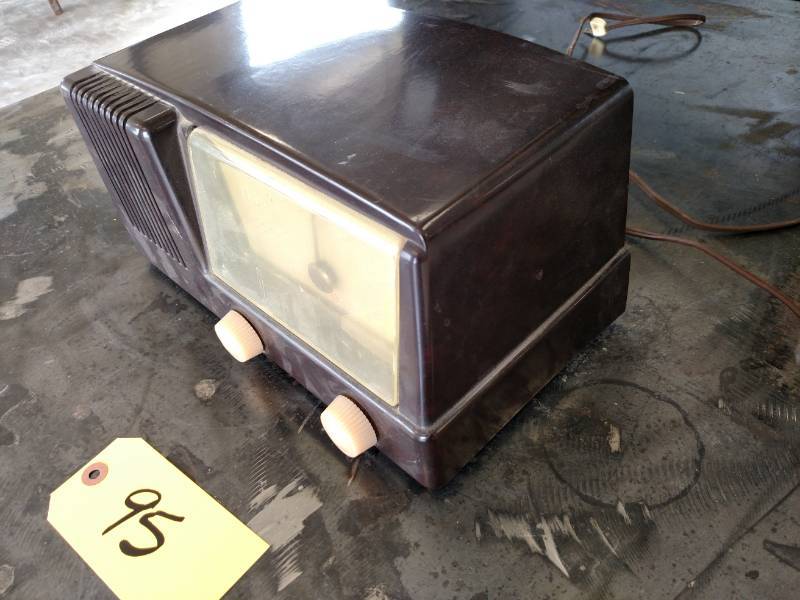 lot 95 image: Vintage General Electric AM Radio, ...