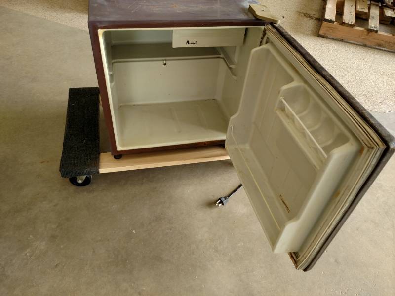 lot 101 image: Avanti Mini-Fridge, Works...