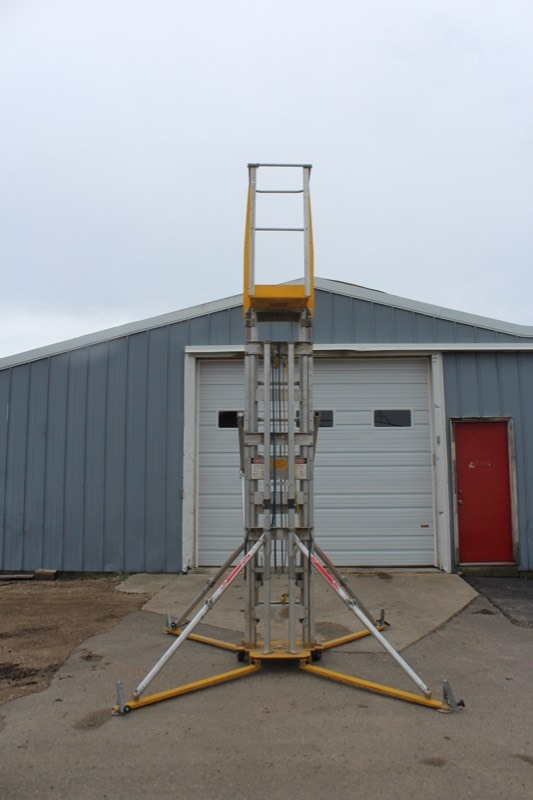 UPRIGHT Scaffold 'TopSpot' Manual Man Lift 838 SUNDAY NIGHT NO