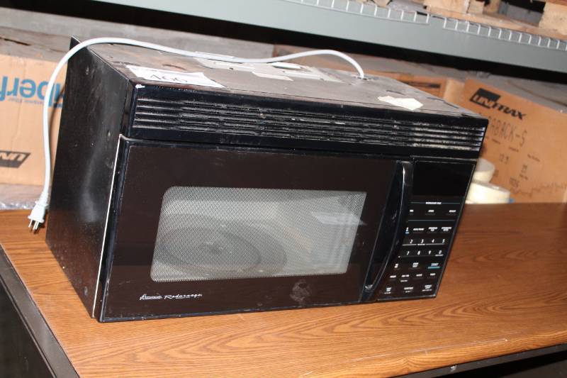 lot 466 image: Amana Radarange Microwave Oven