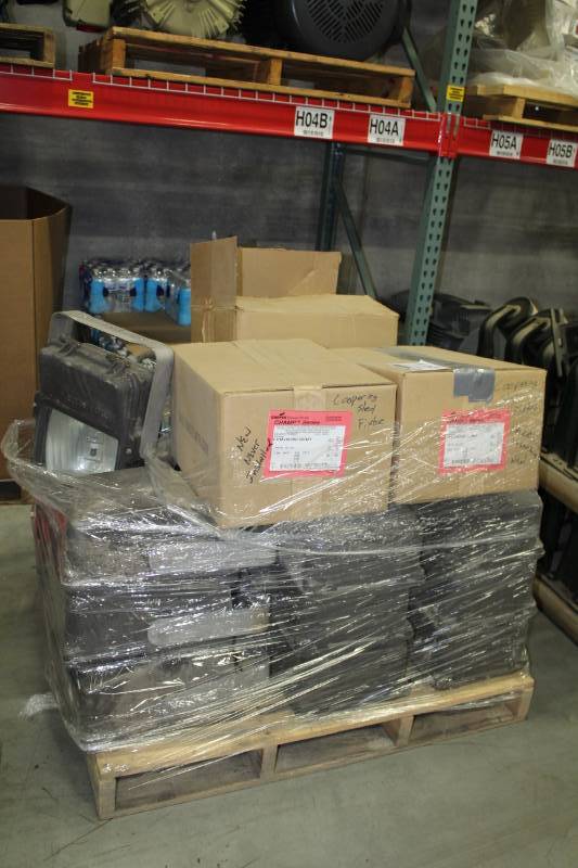 lot 490 image: Luminaire Champ Series Wet Location Metal Halide Lighting 100W