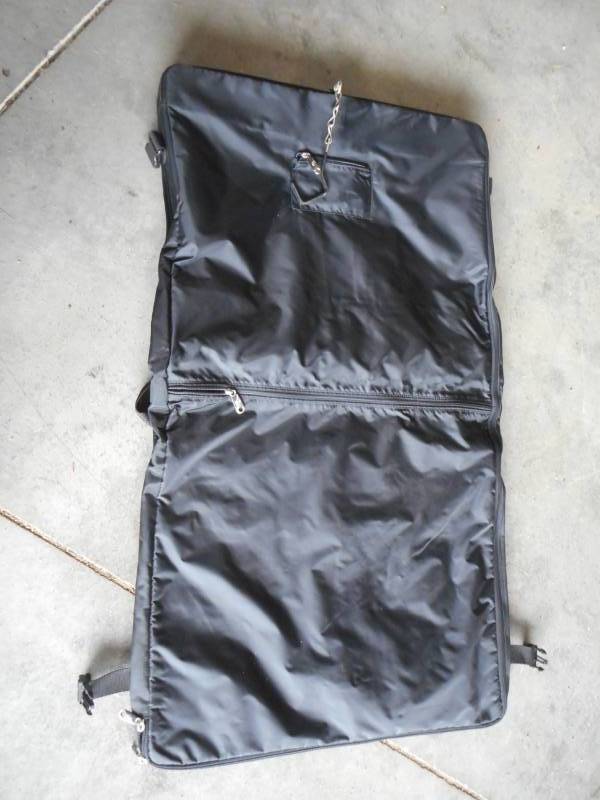 lot 9 image: Leather Premium Suiter