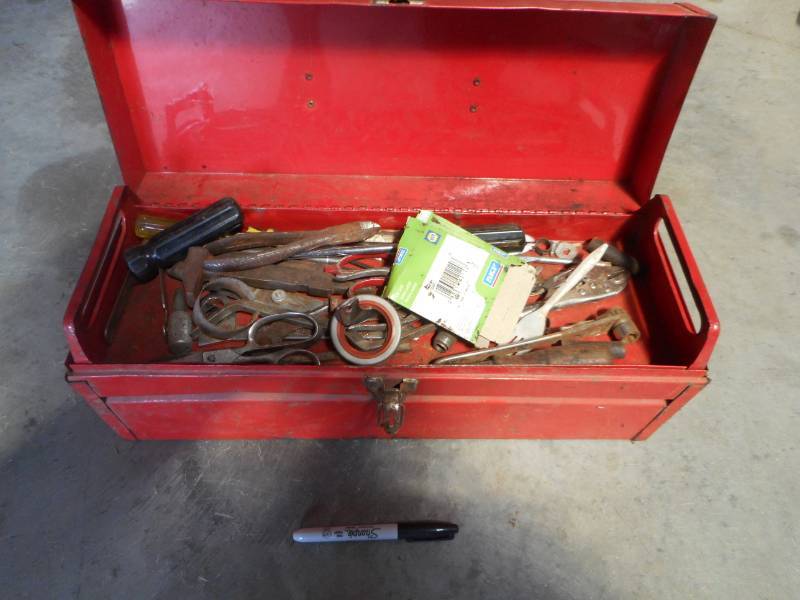 lot 21 image: Tool Box w Tools