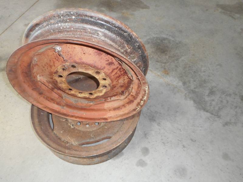 lot 23 image: John Deere Rims