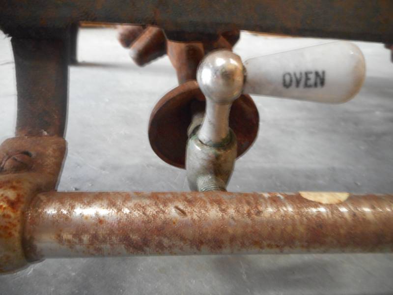 lot 35 image: Cast Iron Stove