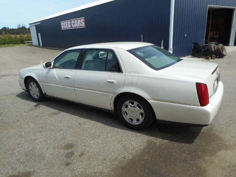 lot 3 image: 2000 Cadillac DeVille