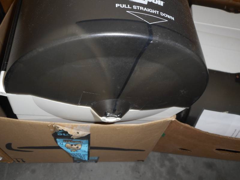 lot 18 image: Paper Towel Dispenser Lot