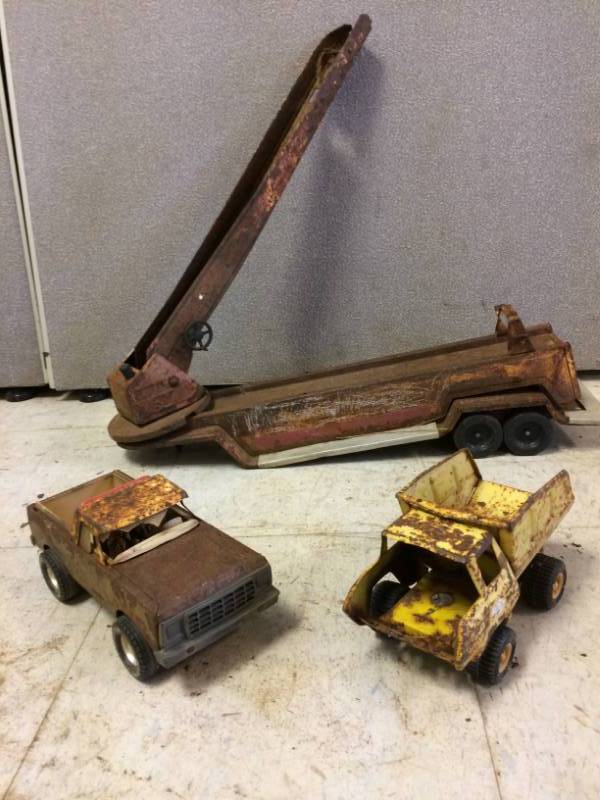 lot 13 image: Metal Tonka Trucks