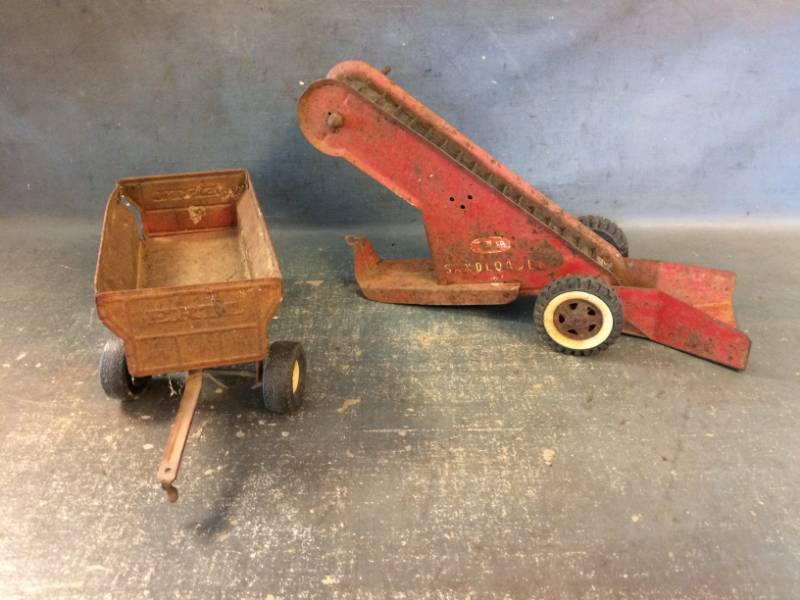 lot 16 image: Metal Tonka Sand Loader & Trailer