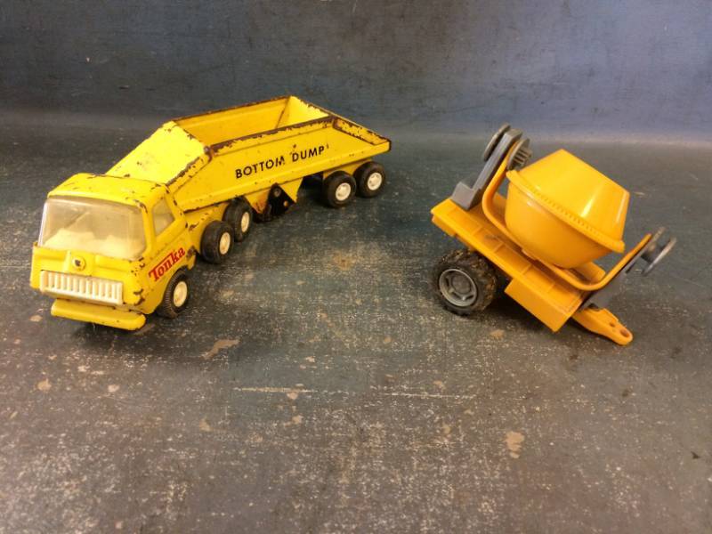 lot 17 image: Tonka Bottom Dump Truck & Concrete Mixer