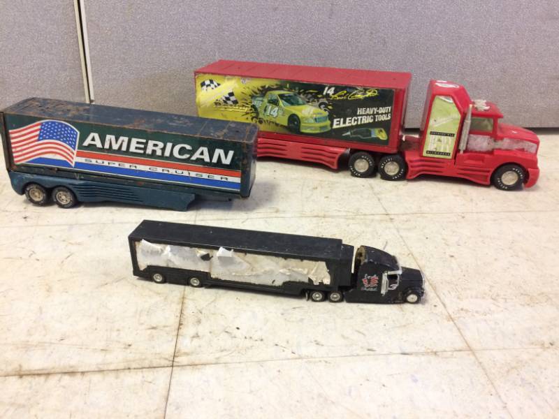 lot 30 image: Metal and Plastic Trucks and Trailer