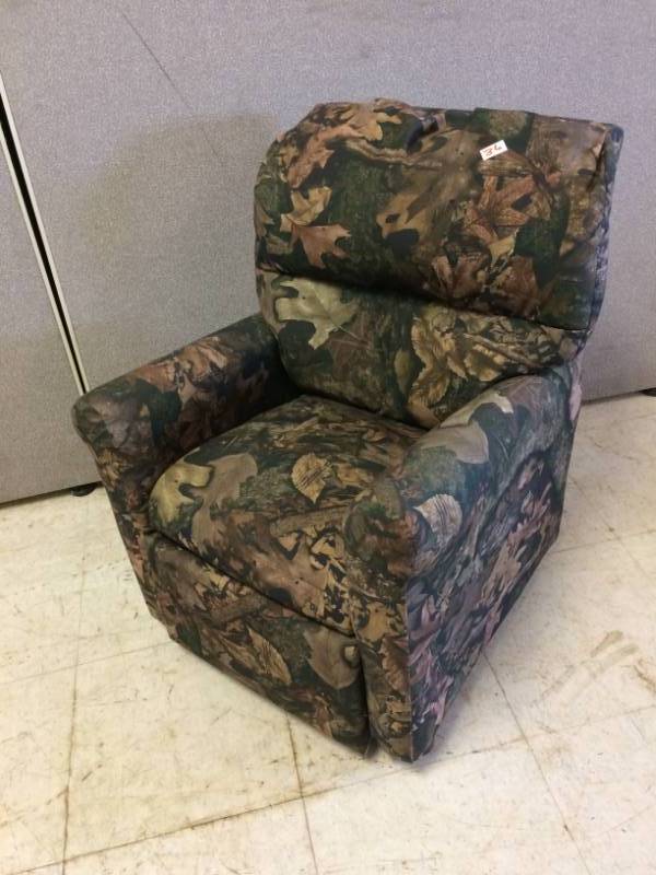 lot 36 image: Camo Child Recliner