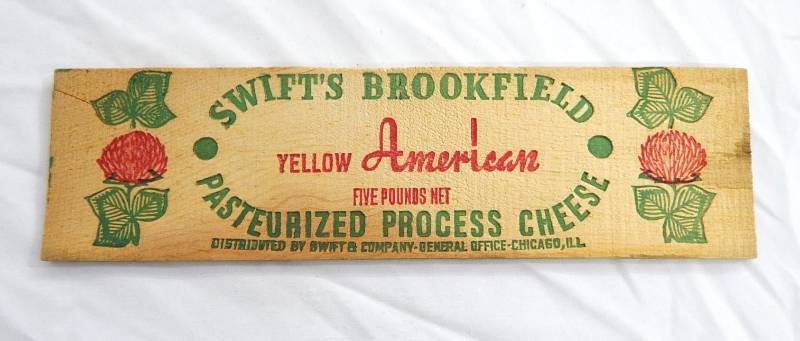 lot 44 image: Lot of Vintage 1950s Swifts Brookfield Yellow American Cheese Box Sides