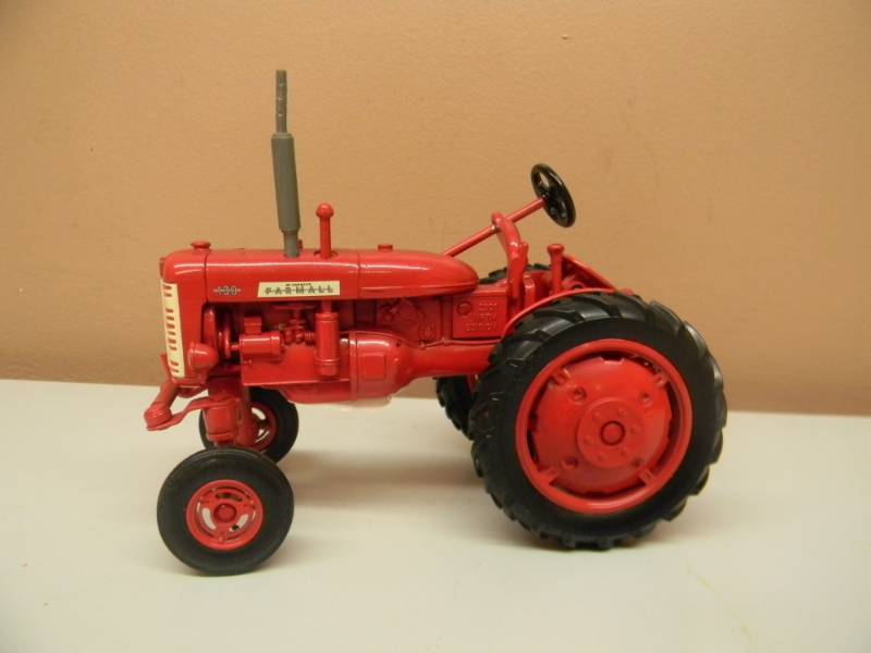 lot 4 image: ERTL 116 SCALE DIE CAST McCORMICK FARMALL 130 - 2001 NFTM EDITION - RARE - NICE - SEE PICTURES