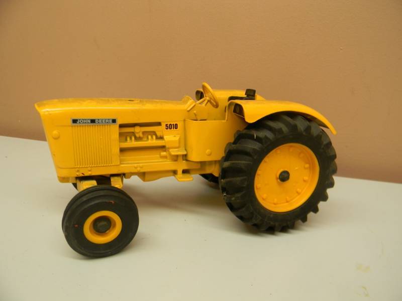 lot 7 image: ERTL 116 Scale John Deere 1963 Model 5010 I Tractor Die Cast Metal  - SEE PICTURES