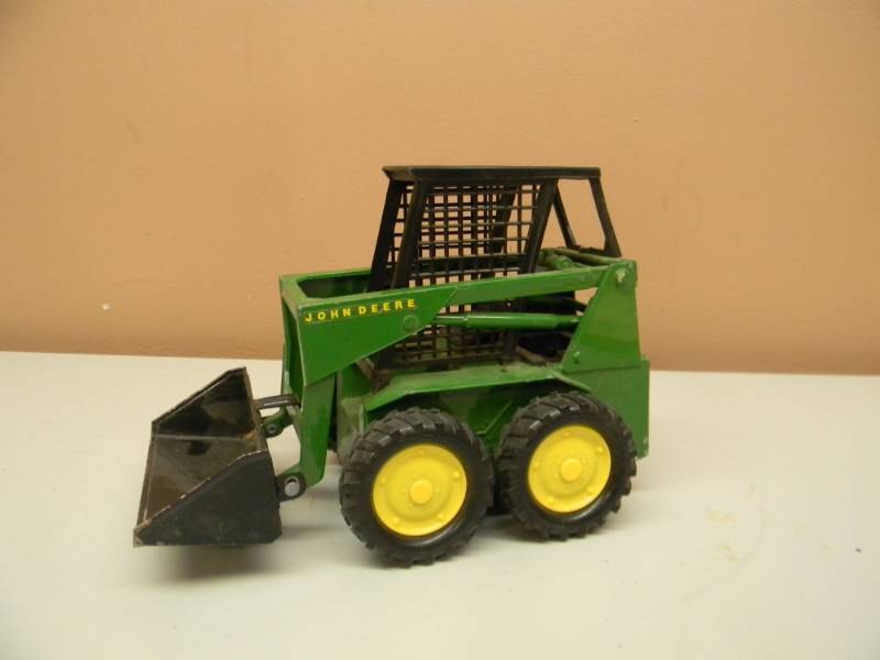 lot 12 image: ERTL JOHN DEERE 569 BOBCAT SKID STEER LOADER - SEE PICTURES