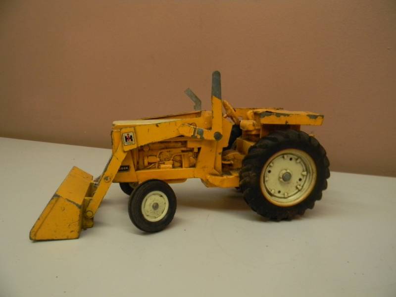 lot 13 image: 1970s Ertl Die-Cast International Harvester Backhoe Tractor - SEE PICTURES