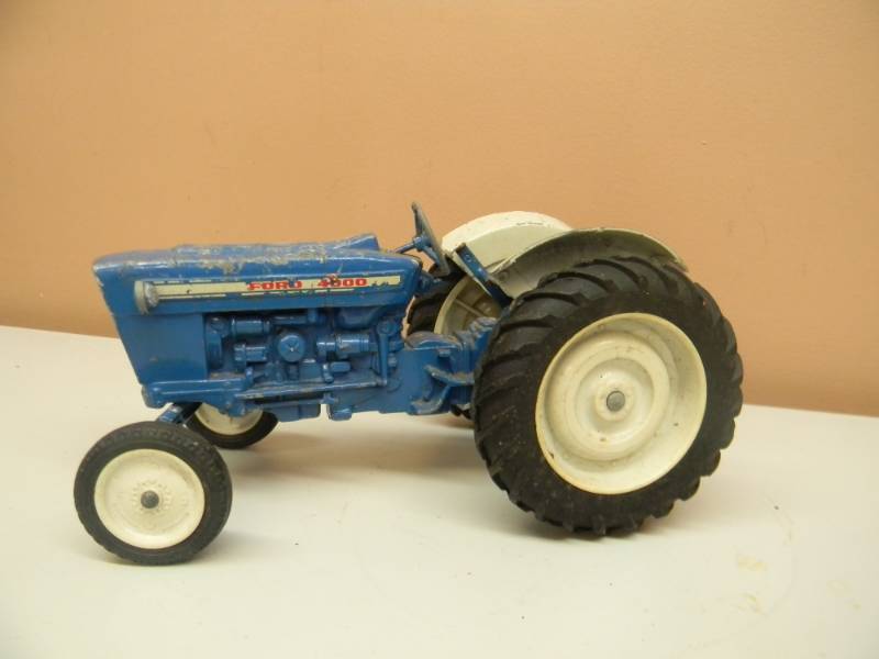 lot 15 image: VINTAGE - Ford 4000 Die Cast Medal Tractor - ORIGINAL - SEE PICTURES
