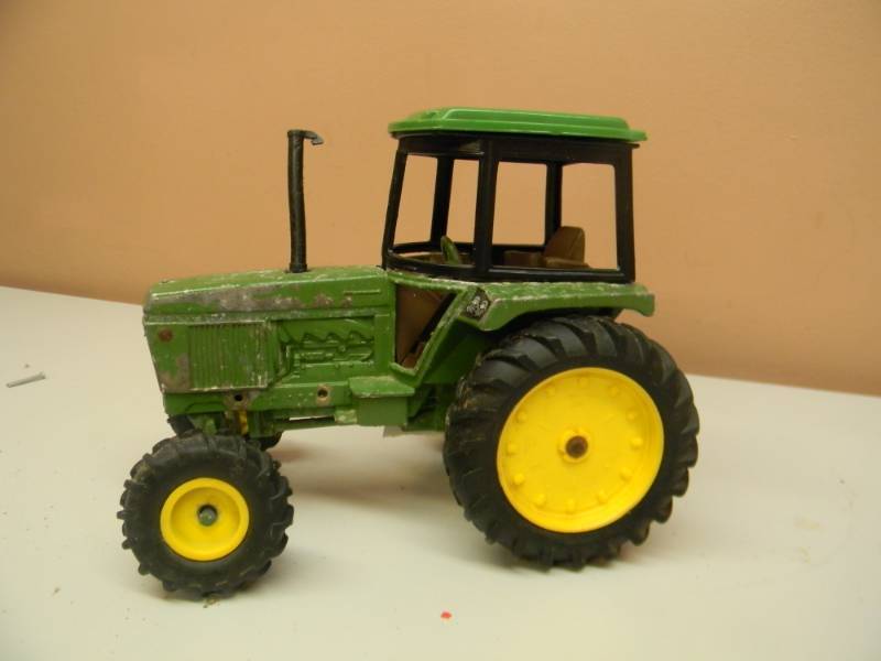 lot 17 image: Vintage ERTL JOHN DEERE Tractor Die-Cast Metal 116 Scale - SEE PICTURES
