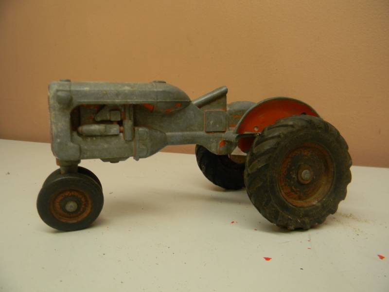lot 19 image: Vintage Die Cast Allis Chambers C Tractor by American Precision Products - SEE PICTURES