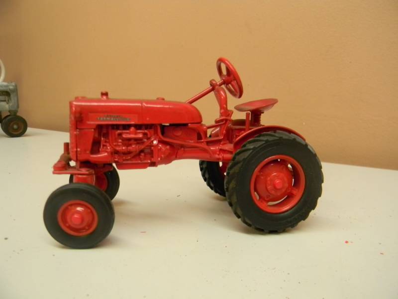 lot 20 image: ERTL McCORMICK FARMALL CUB #689 116 DIE CAST TRACTOR - NICE - SEE PICTURES