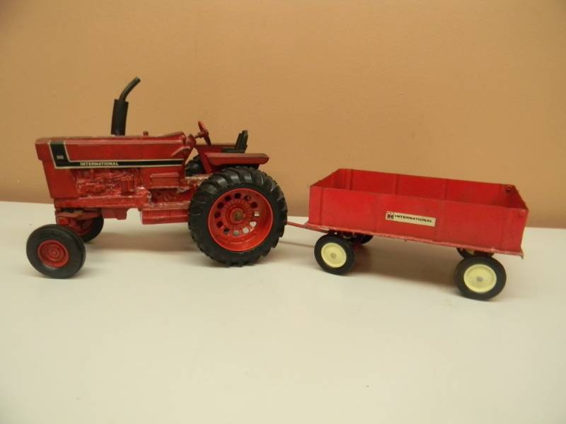 lot 23 image: RARE VINTAGE FEBRUARY 1991 ERTL 966 INTERNATIONAL TRACTOR & INTERNATIONAL WAGON - 116 DIE CAST - SEE PICTURES