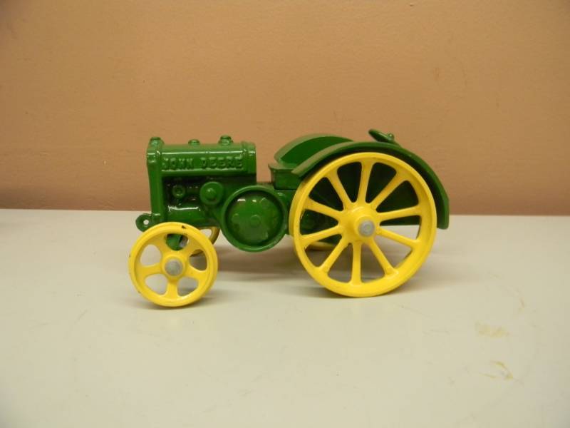 lot 24 image: Vintage ERTL 116 John Deere 1923 Model D Die Cast Tractor - NICE - SEE PICTURES