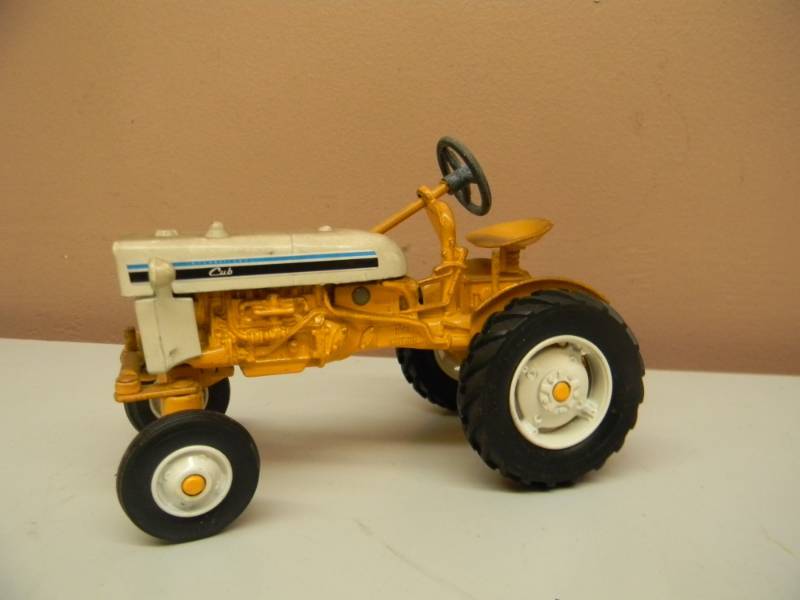 lot 25 image: VINTAGE ERTL INTERNATIONAL IH CUB 1991 EDITION 116 DIE CAST TRACTOR - SEE PICTURES